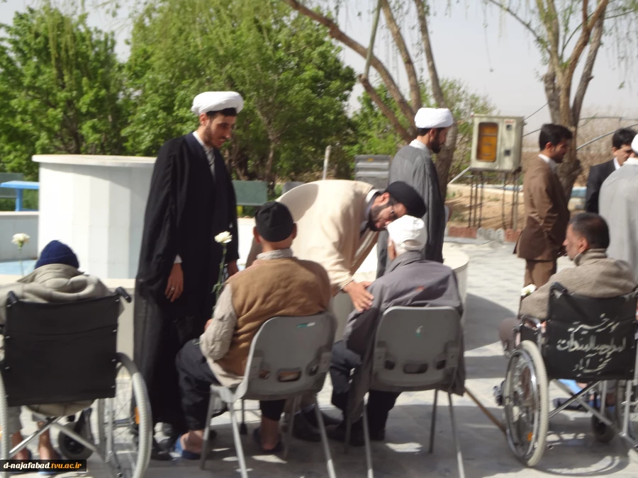 دیدار ریاست آموزشکده دختران نجف آباد ،همکاران ومسئولین شهری از خانه سالمندان  3