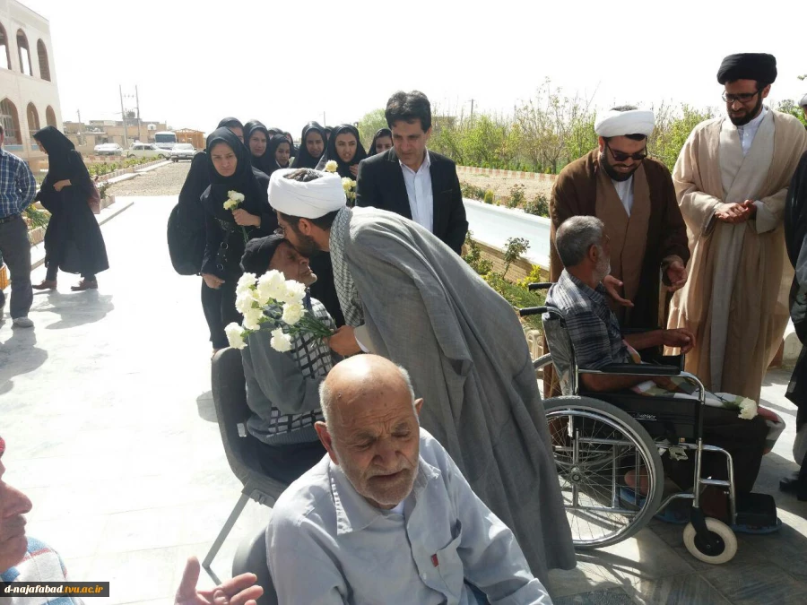 دیدار ریاست آموزشکده دختران نجف آباد ،همکاران ومسئولین شهری از خانه سالمندان  13