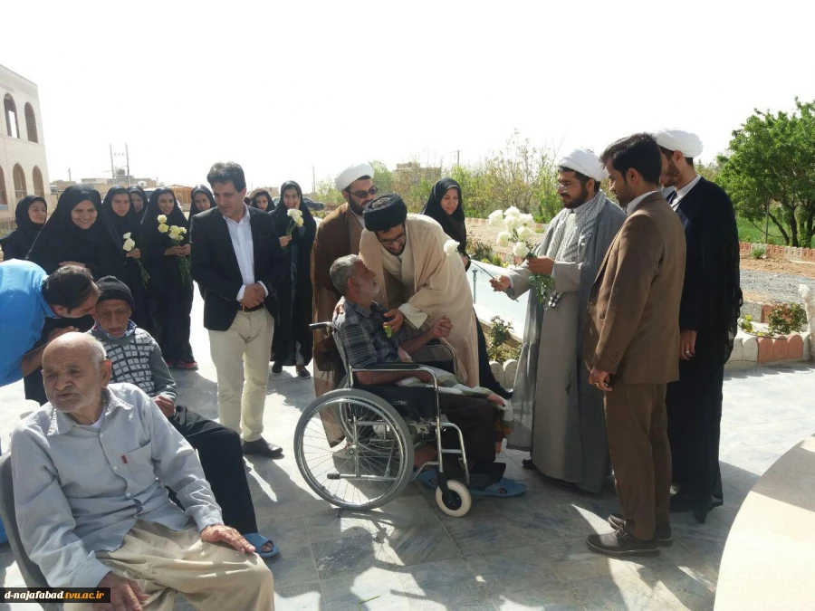 دیدار ریاست آموزشکده دختران نجف آباد ،همکاران ومسئولین شهری از خانه سالمندان  14