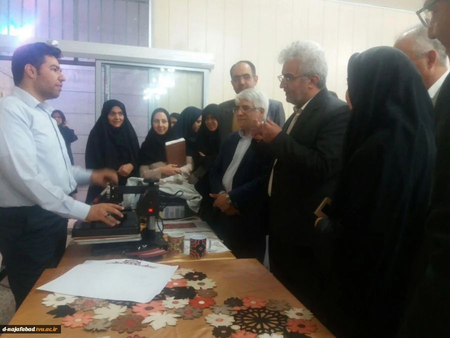 بازدید دکتر شمس رئیس دانشگاه فنی از آموزشکده فنی و حرفه ای دختران نجف آباد 7