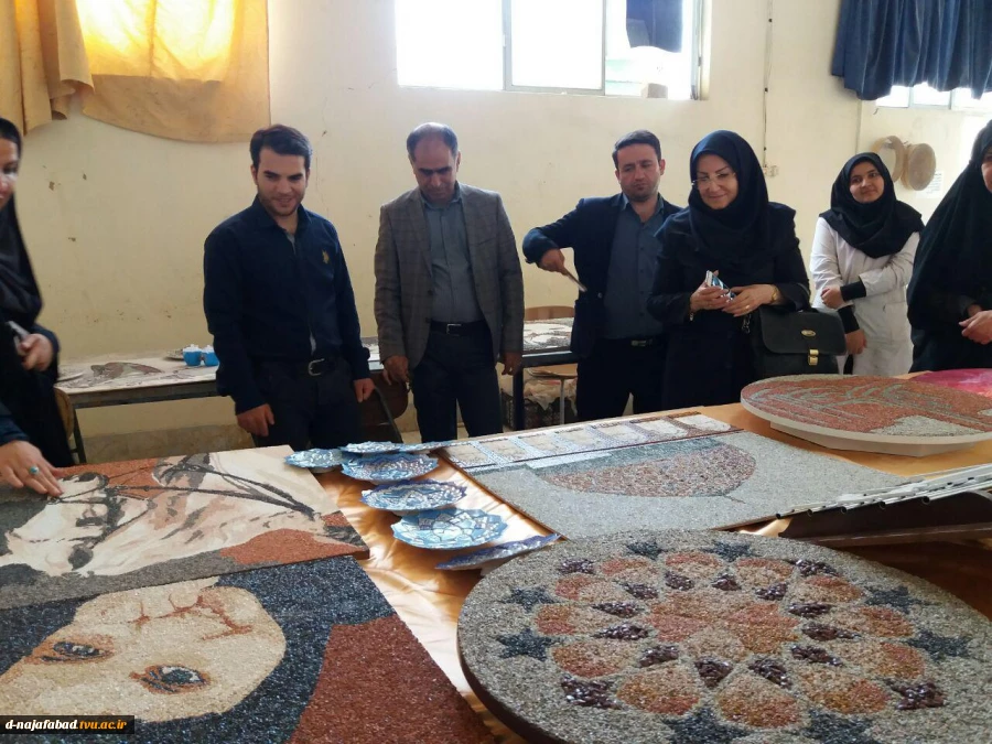 حضور خانم دکتر زارع وآقای اصفهانی ازانجمن خیریه کار آفرینی نذر اشتغال امام حسین اصفهان وبازدید از کارگاههاودستاوردهای دانشجویان دانشکده سمیه ونشست صمیمی باریاست و معاونین مرکز 3