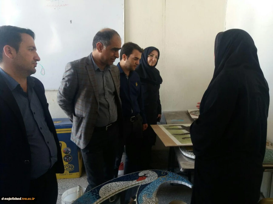 حضور خانم دکتر زارع وآقای اصفهانی ازانجمن خیریه کار آفرینی نذر اشتغال امام حسین اصفهان وبازدید از کارگاههاودستاوردهای دانشجویان دانشکده سمیه ونشست صمیمی باریاست و معاونین مرکز 9