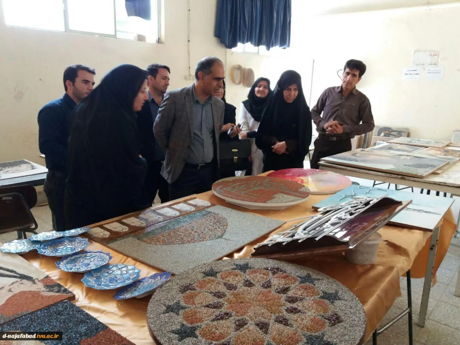 حضور خانم دکتر زارع وآقای اصفهانی ازانجمن خیریه کار آفرینی نذر اشتغال امام حسین اصفهان وبازدید از کارگاههاودستاوردهای دانشجویان دانشکده سمیه ونشست صمیمی باریاست و معاونین مرکز 10