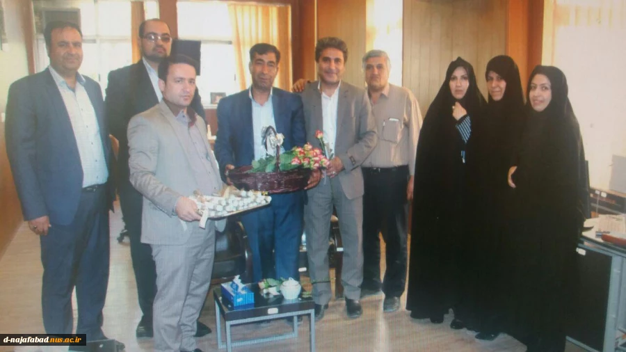 یدار اعضای خانه صنعت ومعدن شهرستان و دانشکده فنی وحرفه ای سمیه دختران نجف آباد با معاون استاندار و فرماندار ویژه شهرستان بمناسبت هفته دولت 2