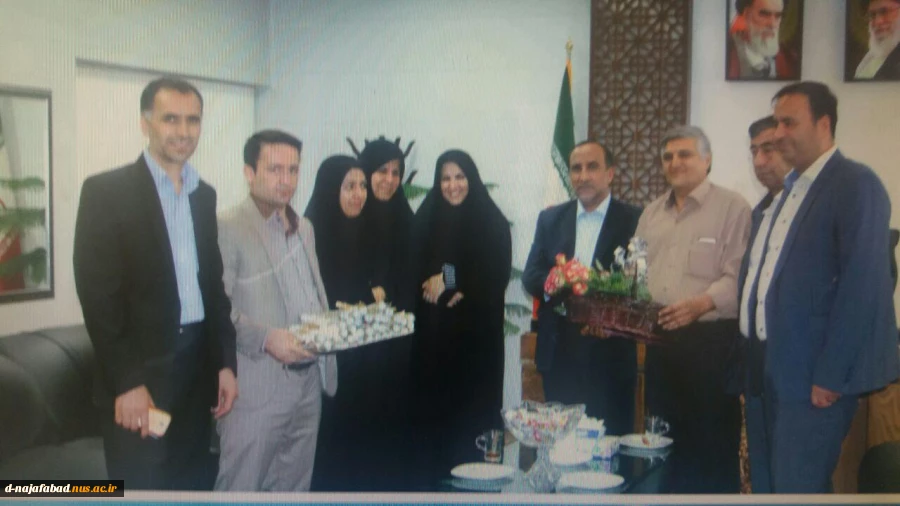 یدار اعضای خانه صنعت ومعدن شهرستان و دانشکده فنی وحرفه ای سمیه دختران نجف آباد با معاون استاندار و فرماندار ویژه شهرستان بمناسبت هفته دولت 4
