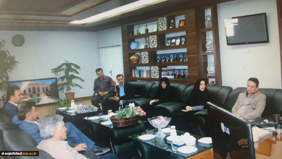 یدار اعضای خانه صنعت ومعدن شهرستان و دانشکده فنی وحرفه ای سمیه دختران نجف آباد با معاون استاندار و فرماندار ویژه شهرستان بمناسبت هفته دولت 7