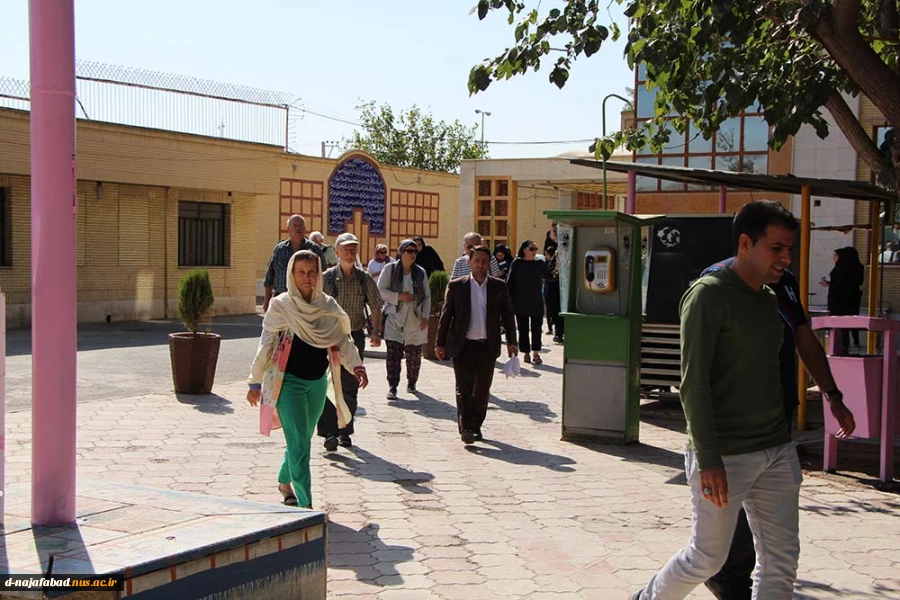 حضور توریستهای آلمانی درآموزشکده دختران نجف آباد  5