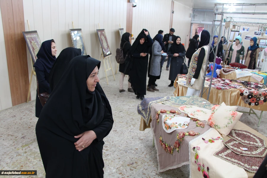 برگزاری نمایشگاه به مناسبت هفته پژوهش در آموزشکده دختران نجف آباد 2