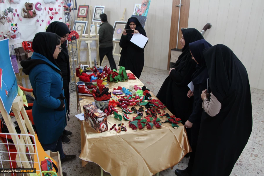 برگزاری نمایشگاه به مناسبت هفته پژوهش در آموزشکده دختران نجف آباد 3