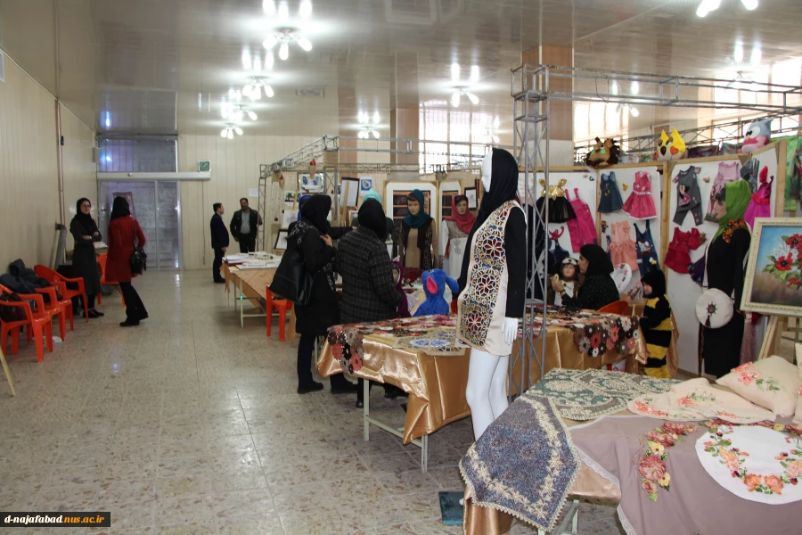 برگزاری نمایشگاه به مناسبت هفته پژوهش در آموزشکده دختران نجف آباد 9
