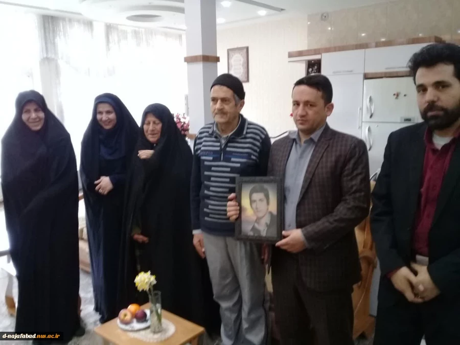 ریاست آموزشکده دختران نجف آباد به همراه معاونین و معاونت فرهنگی بنیاد شهید شهرستان نجف آباد  با سه خاواده شهدا  هشت سال دفاع مقدس دیدار کردند 2