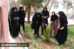کاشت نهال درروز درختکاری با حضور ریاست و،معاونین ودانشجویان باشعار هردانشجو یک درخت 5