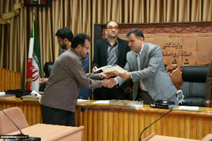 دریافت لوح تقدیر روابط عمومی دانشکده 3