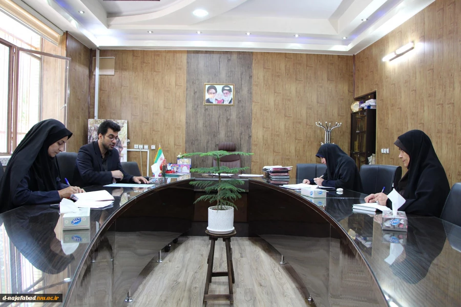 ریاست آموزشکده دختران نجف آباد به همراه معاونت فرهنگی با ریاست اداره ارشاد شهرستان نجف آباد دیدار وگفتگو نمودند 4