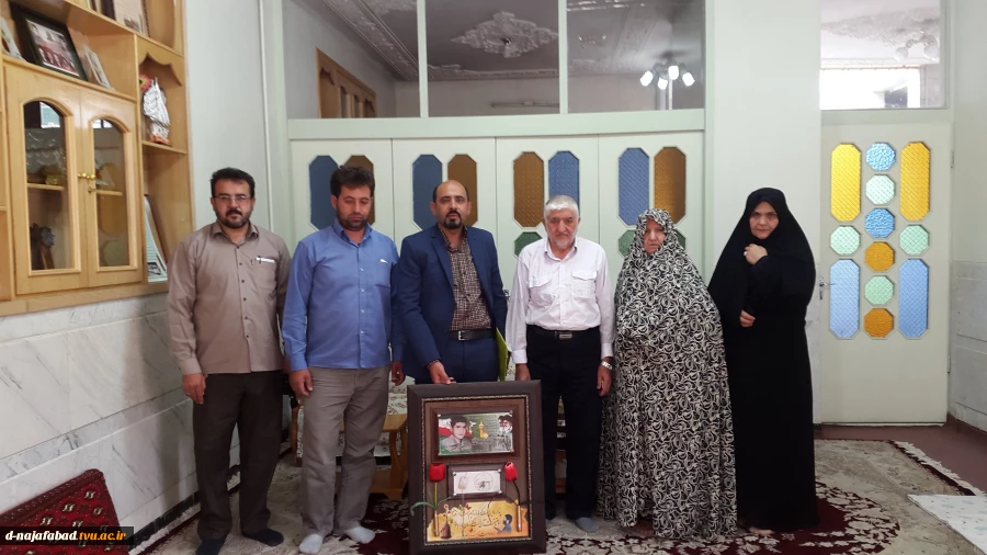 دیداربا خانواده شهدا هشت سال دفاع مقدس 5