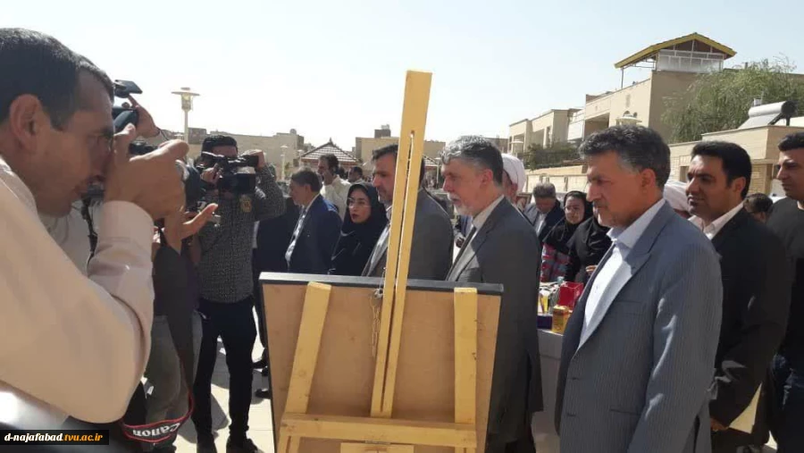 حضور فعال آموزشکده دختران نجف آباد و برپایی نمایشگاه در هفته دولت و افتتاح سومین گذرفرهنگی شهرستان  باحضور وزیر فرهنگ وارشاد اسلامی سید عباس صالحی 2