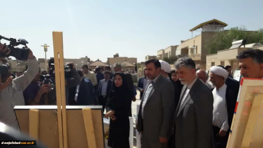 حضور فعال آموزشکده دختران نجف آباد و برپایی نمایشگاه در هفته دولت و افتتاح سومین گذرفرهنگی شهرستان  باحضور وزیر فرهنگ وارشاد اسلامی سید عباس صالحی  3