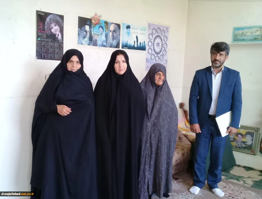 به مناسبت هفته دفاع مقدس  ریاست آموزشکده دختران نجف آباد به همراه  معاونت فرهنگی دانشجویی و مسئول فرهنگی بنیاد شهید شهرستان نجف آباد  با سه خانواده معظم شهدای هشت سال دفاع مقدس دیدار کردند  2