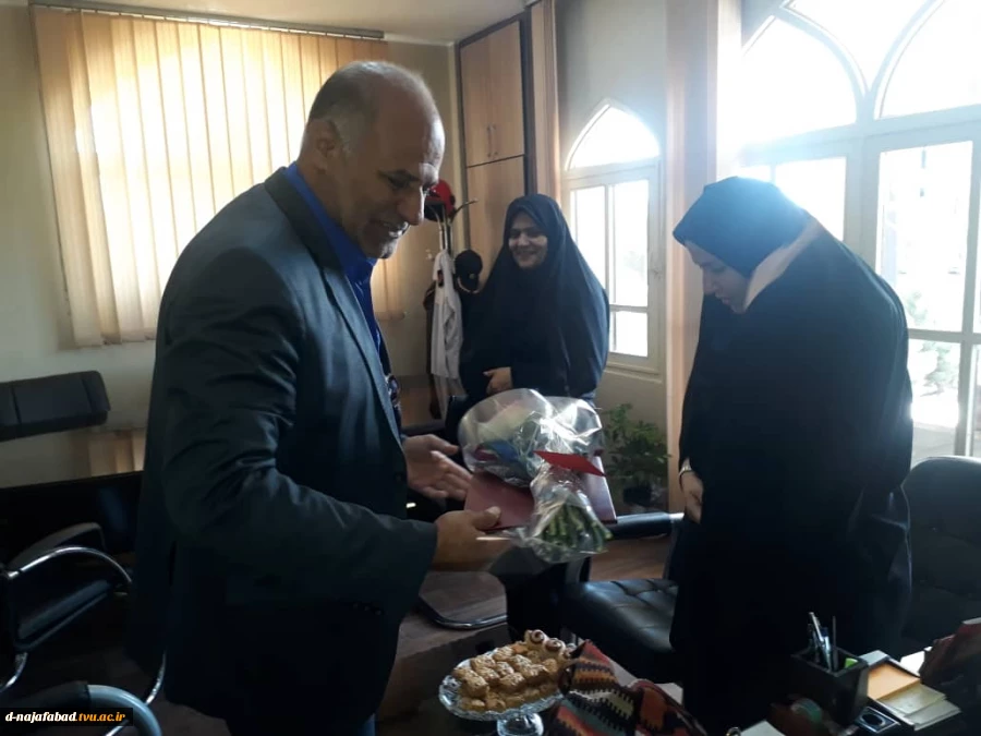 بمناسبت روز آتش نشان ،ریاست آموزشکده دختران نجف آباد به همراه معاونت فرهنگی ودانشجویی با ریاست سازمان آتش نشانی شهرستان نجف آباد دیدار کردند  2