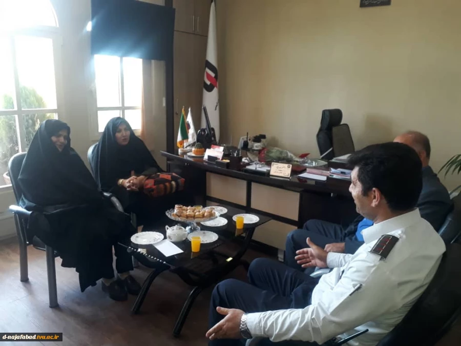 بمناسبت روز آتش نشان ،ریاست آموزشکده دختران نجف آباد به همراه معاونت فرهنگی ودانشجویی با ریاست سازمان آتش نشانی شهرستان نجف آباد دیدار کردند  3