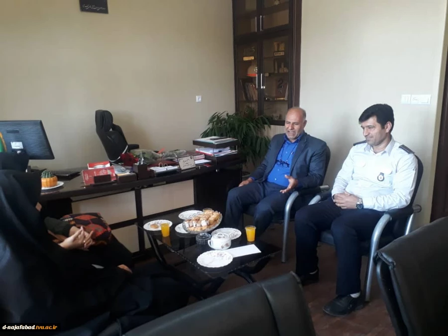 بمناسبت روز آتش نشان ،ریاست آموزشکده دختران نجف آباد به همراه معاونت فرهنگی ودانشجویی با ریاست سازمان آتش نشانی شهرستان نجف آباد دیدار کردند  4