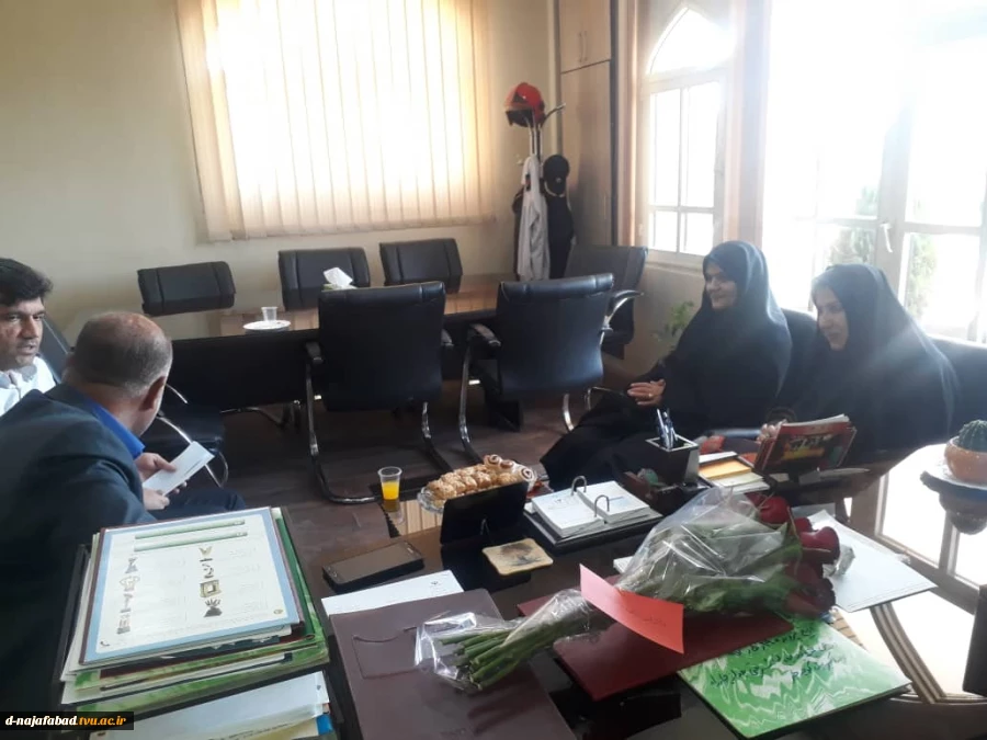 بمناسبت روز آتش نشان ،ریاست آموزشکده دختران نجف آباد به همراه معاونت فرهنگی ودانشجویی با ریاست سازمان آتش نشانی شهرستان نجف آباد دیدار کردند  5