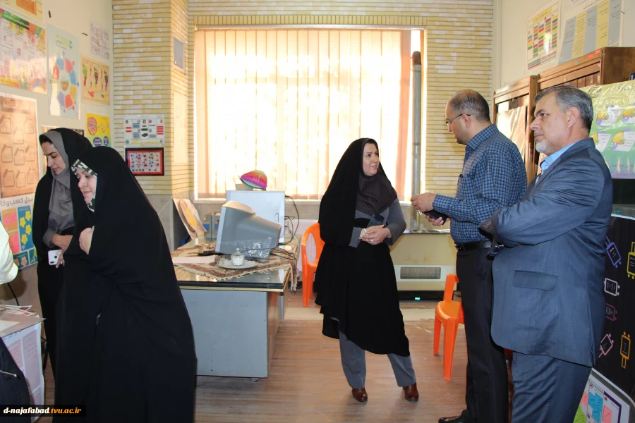 حضور معاون محترم استاندار و فرماندار ویژه شهرستان نجف آباد با ریاست آموزشکده دختران نجف آباد دیدار وگفتگو نمودند 2