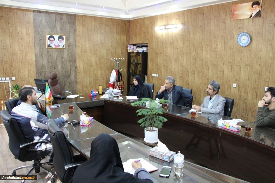 جلسه ای با حضورقائم مقام مدیر عامل کارخانه پیشرودیزل آسیا تولید کننده اتوبوس های شهری جهت طراحی دسته سیم میدی باس با همکاری دانشگاه فنی وحرفه ای استان اصفهان وآموزشکده دختران نجف آباد برگزار شد. 3