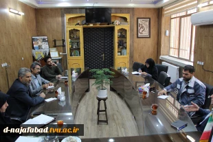 جلسه ای با حضورقائم مقام مدیر عامل کارخانه پیشرودیزل آسیا تولید کننده اتوبوس های شهری جهت طراحی دسته سیم میدی باس با همکاری دانشگاه فنی وحرفه ای استان اصفهان وآموزشکده دختران نجف آباد برگزار شد. 5