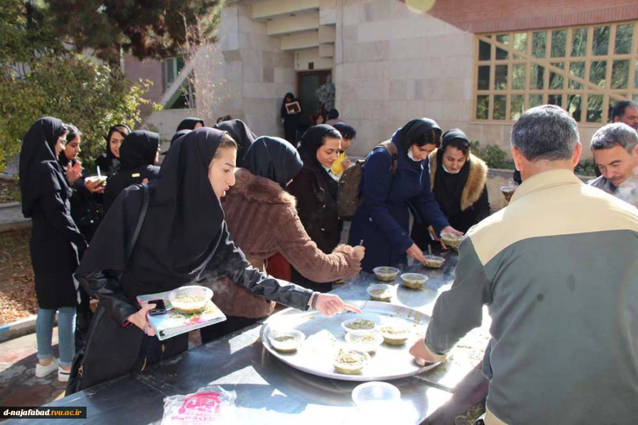 پخت و توزیع آش رشته به مناسبت 16 آذر ماه روز دانشجودر  دانشکده فنی وحرفه ای دختران نجف آباد 2
