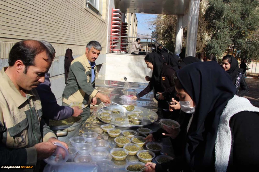 پخت و توزیع آش رشته به مناسبت 16 آذر ماه روز دانشجودر  دانشکده فنی وحرفه ای دختران نجف آباد 3