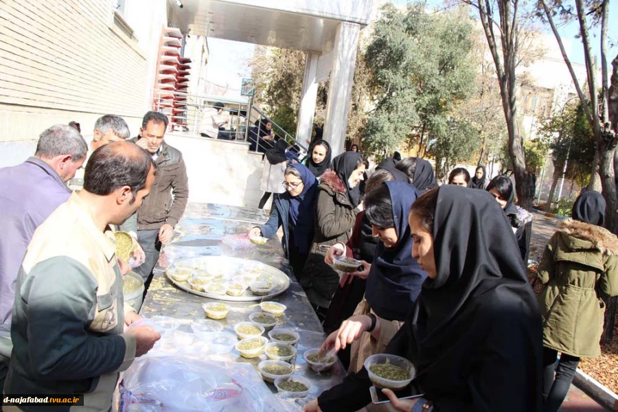 پخت و توزیع آش رشته به مناسبت 16 آذر ماه روز دانشجودر  دانشکده فنی وحرفه ای دختران نجف آباد 4