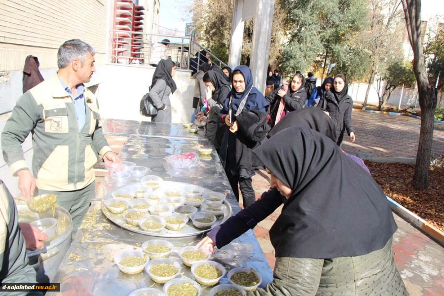 پخت و توزیع آش رشته به مناسبت 16 آذر ماه روز دانشجودر  دانشکده فنی وحرفه ای دختران نجف آباد 5