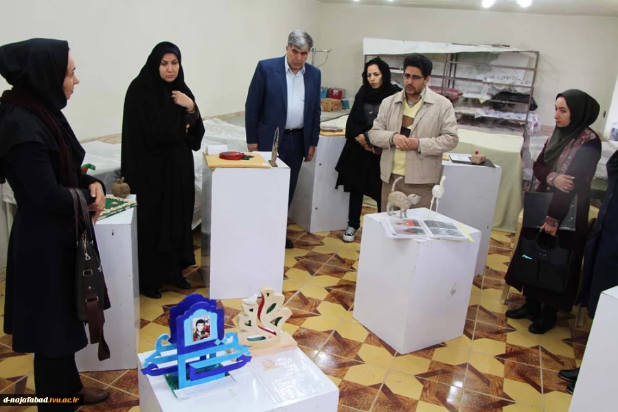 بازدید مدیرعامل سازمان فرهنگی، اجتماعی و ورزشی شهرداری نجف آباد از طرح های دیوارنگاری و المان های شهری ب 2