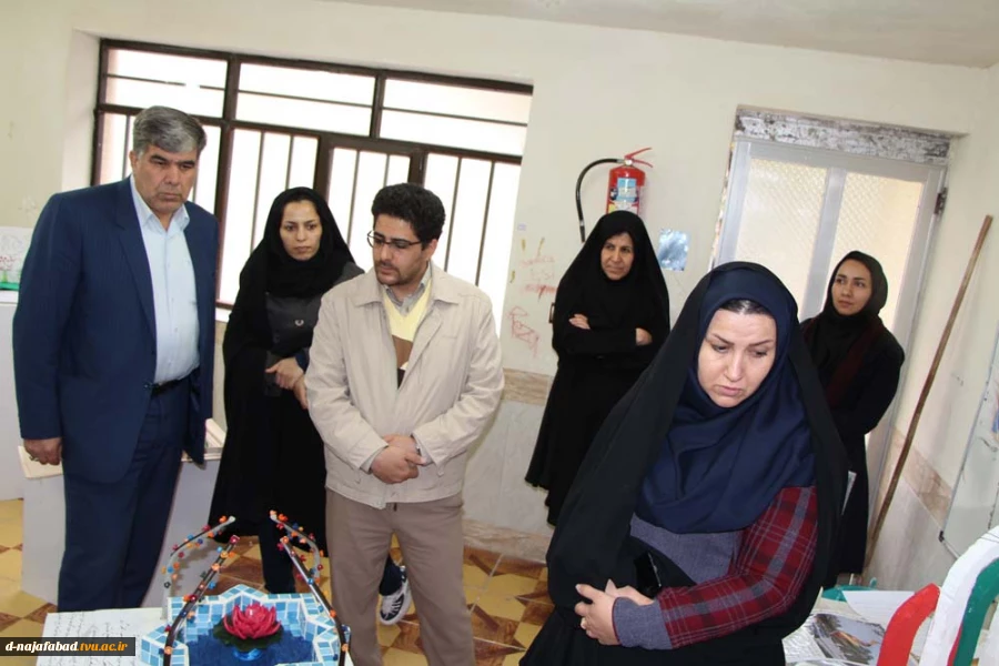 بازدید مدیرعامل سازمان فرهنگی، اجتماعی و ورزشی شهرداری نجف آباد از طرح های دیوارنگاری و المان های شهری ب 5
