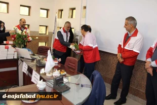 آیین نکوداشت خدمات داوطلبانه و تجلیل از داوطلبان جمعیت هلال احمر شهرستان نجف آباد در سالن کنفرانس  دانشکده فنی وحرفه ای دختران نجف آباد بر گزار شد و دفتر کانون داوطلبان دانشکده سمیه نیز افتتاح شد. 2