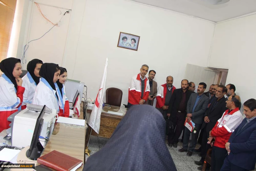 آیین نکوداشت خدمات داوطلبانه و تجلیل از داوطلبان جمعیت هلال احمر شهرستان نجف آباد در سالن کنفرانس  دانشکده فنی وحرفه ای دختران نجف آباد بر گزار شد و دفتر کانون داوطلبان دانشکده سمیه نیز افتتاح شد. 4