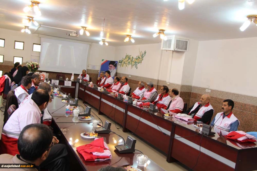 آیین نکوداشت خدمات داوطلبانه و تجلیل از داوطلبان جمعیت هلال احمر شهرستان نجف آباد در سالن کنفرانس  دانشکده فنی وحرفه ای دختران نجف آباد بر گزار شد و دفتر کانون داوطلبان دانشکده سمیه نیز افتتاح شد. 5
