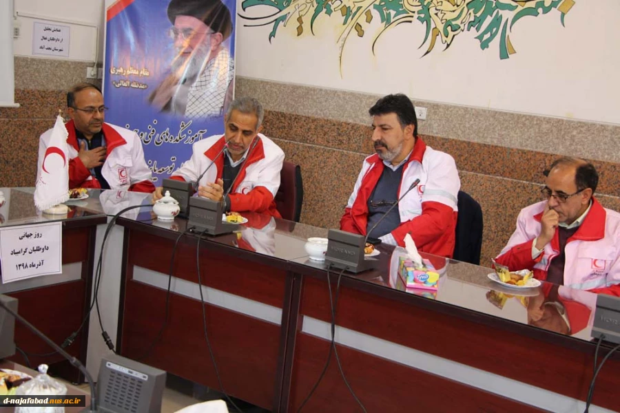 آیین نکوداشت خدمات داوطلبانه و تجلیل از داوطلبان جمعیت هلال احمر شهرستان نجف آباد در سالن کنفرانس  دانشکده فنی وحرفه ای دختران نجف آباد بر گزار شد و دفتر کانون داوطلبان دانشکده سمیه نیز افتتاح شد. 6