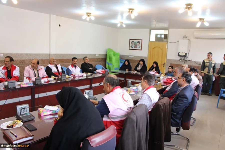 آیین نکوداشت خدمات داوطلبانه و تجلیل از داوطلبان جمعیت هلال احمر شهرستان نجف آباد در سالن کنفرانس  دانشکده فنی وحرفه ای دختران نجف آباد بر گزار شد و دفتر کانون داوطلبان دانشکده سمیه نیز افتتاح شد. 7