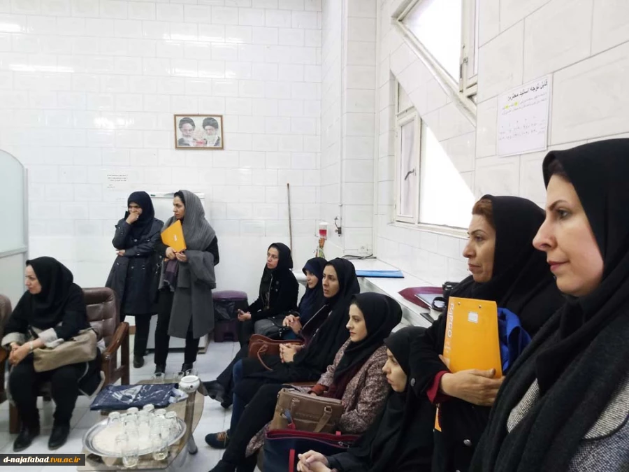 کارگاه آموزشی آشنایی و مراقبت از بیماری آنفولانزا توسط سرکار خانم دکتر نادری نژاد از شبکه بهداشت و درمان شهرستان نجف آباد در دانشکده فنی سمیه نجف آباد برگزار شد. 5