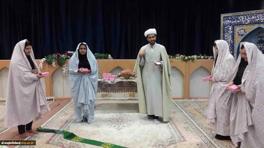 مراسم اختتامیه نماز و جشن میلاد حضرت زینب (س) همراه با اهدا جوایز به برگزیدگان در مسابقات آداب و احکام نماز در نماز خانه دانشکده فنی و حرفه ای دختران نجف آباد برگزار شد. 5