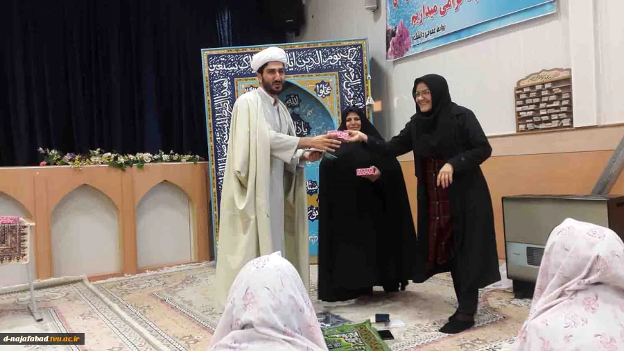 مراسم اختتامیه نماز و جشن میلاد حضرت زینب (س) همراه با اهدا جوایز به برگزیدگان در مسابقات آداب و احکام نماز در نماز خانه دانشکده فنی و حرفه ای دختران نجف آباد برگزار شد. 6