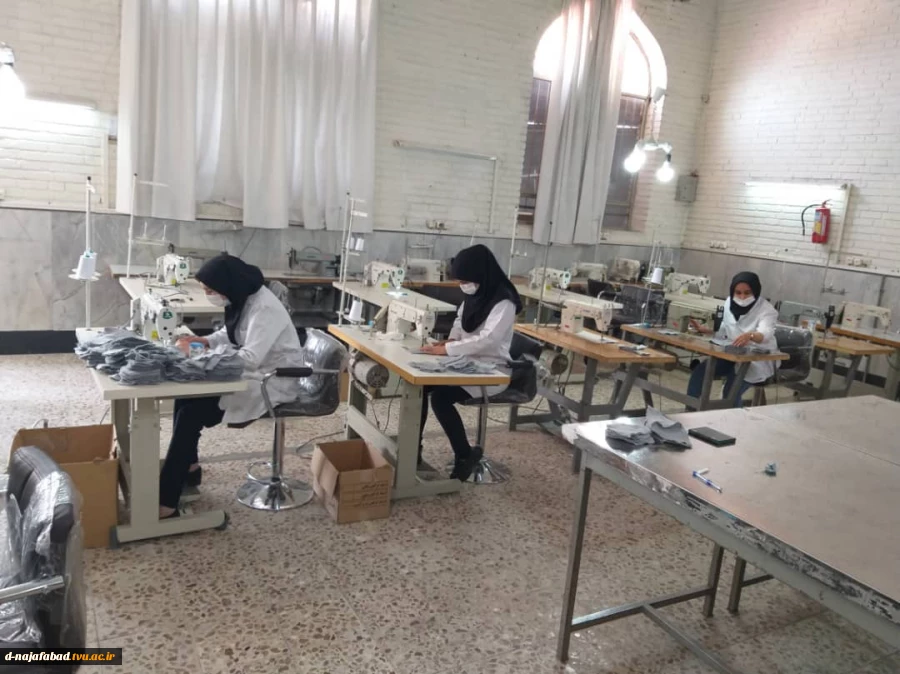 دوخت و آماده سازی ماسک دو لایه در آموزشکده فنی و حرفه ای دختران نجف آباد 4