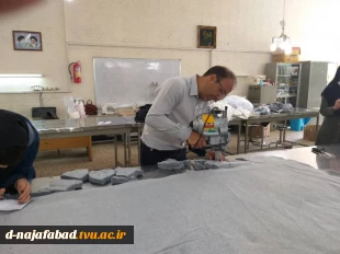 دوخت و آماده سازی ماسک دو لایه در آموزشکده فنی و حرفه ای دختران نجف آباد 5