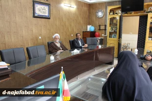 معاون استاندار و فرماندار ویژه شهرستان بهمراه امام جمعه شهر نجف آباد  با ریاست آموزشکده دختران سمیه دیدار و گفتگو نمودند  6