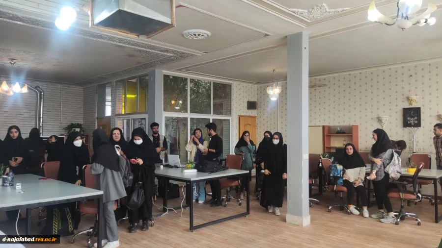 بازدید اساتید کارآفرین ودانشجویان آموزشکده دختران نجف آباد از شرکت شتابدهنده کسب و کار و فضای اشتراکی صفا تک  6