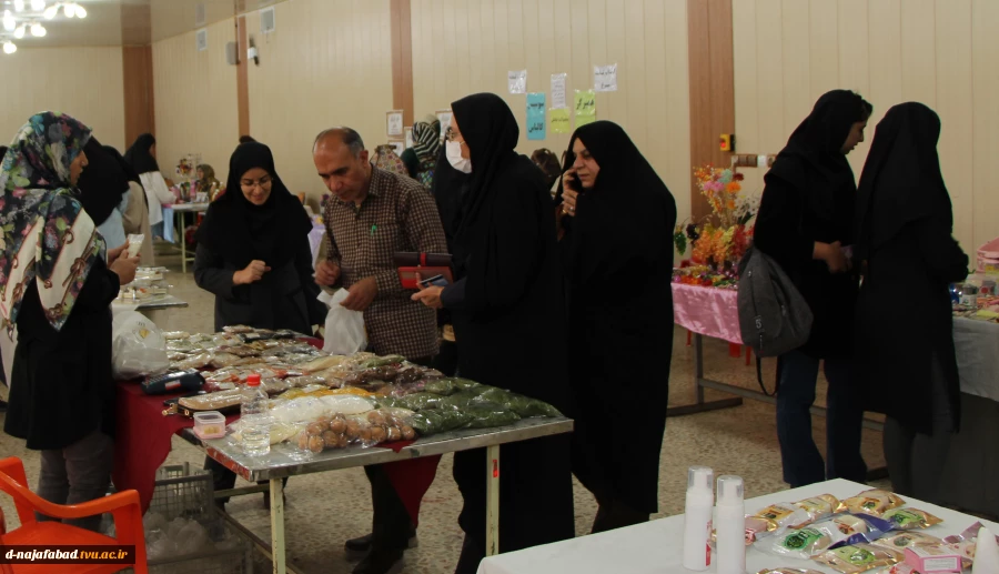 برپایی نمایشگاه و بازارچه مشاغل خانگی به مناسبت هفته مشاغل در آموزشکده دختران نجف آباد 
 2