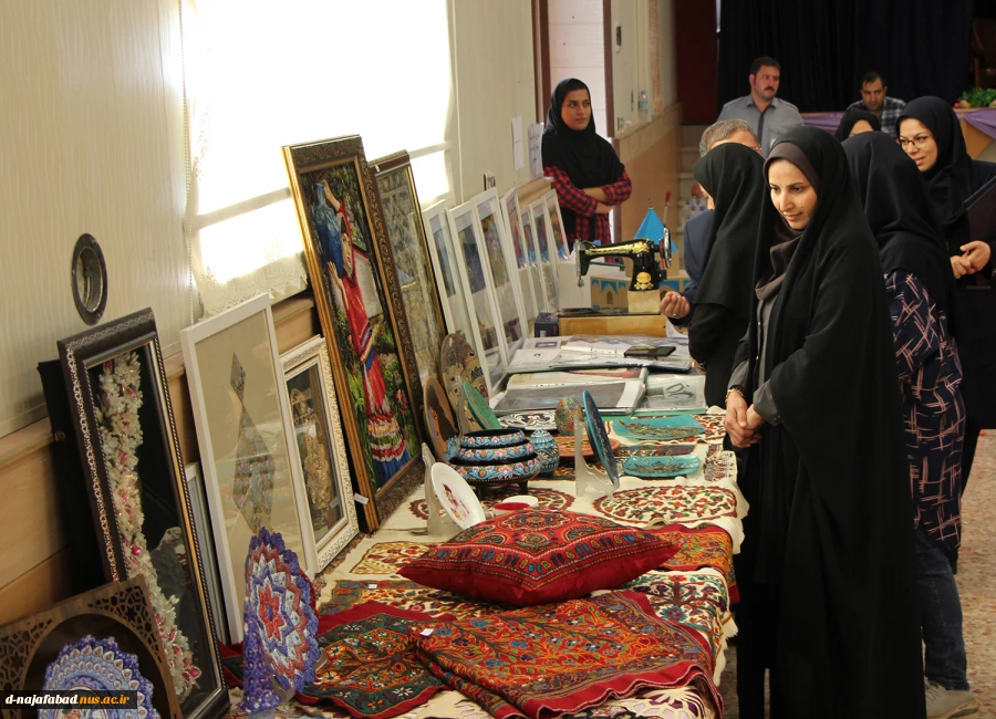 بازدید مدیر عامل مرکز نجوم فضای بیکران ایرسا  از نمایشگاه دستاوردهای اساتید ودانشجویان آموزشکده دختران نجف آباد  4