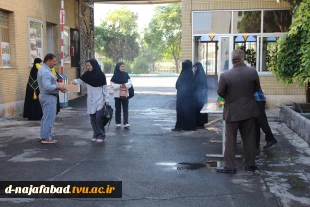 آیین بازگشایی دانشگاه ها واستقبال از دانشجویان با حضورخادم یاران حرم رضوی در آموزشکده دختران نجف آباد برگزار شد  4